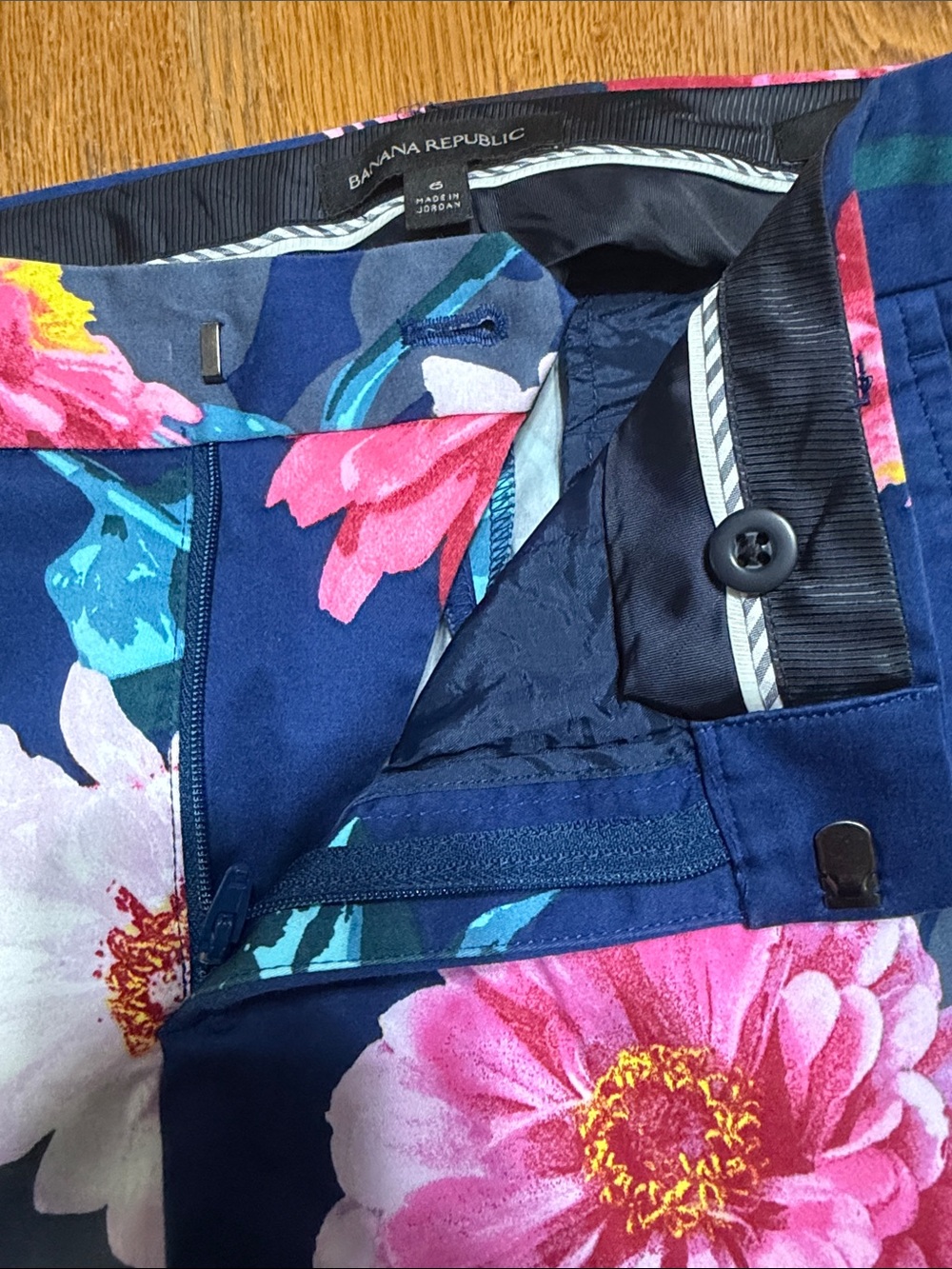 Banana Republic Avery Navy Floral Cropped Pants with Pink Blooms size 6 - Picture 9 of 9